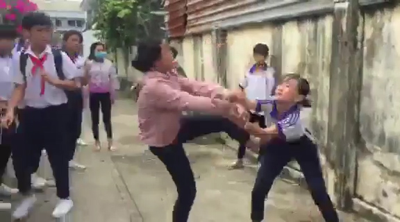 Xác minh nhóm nữ sinh đánh nhau trước công trường